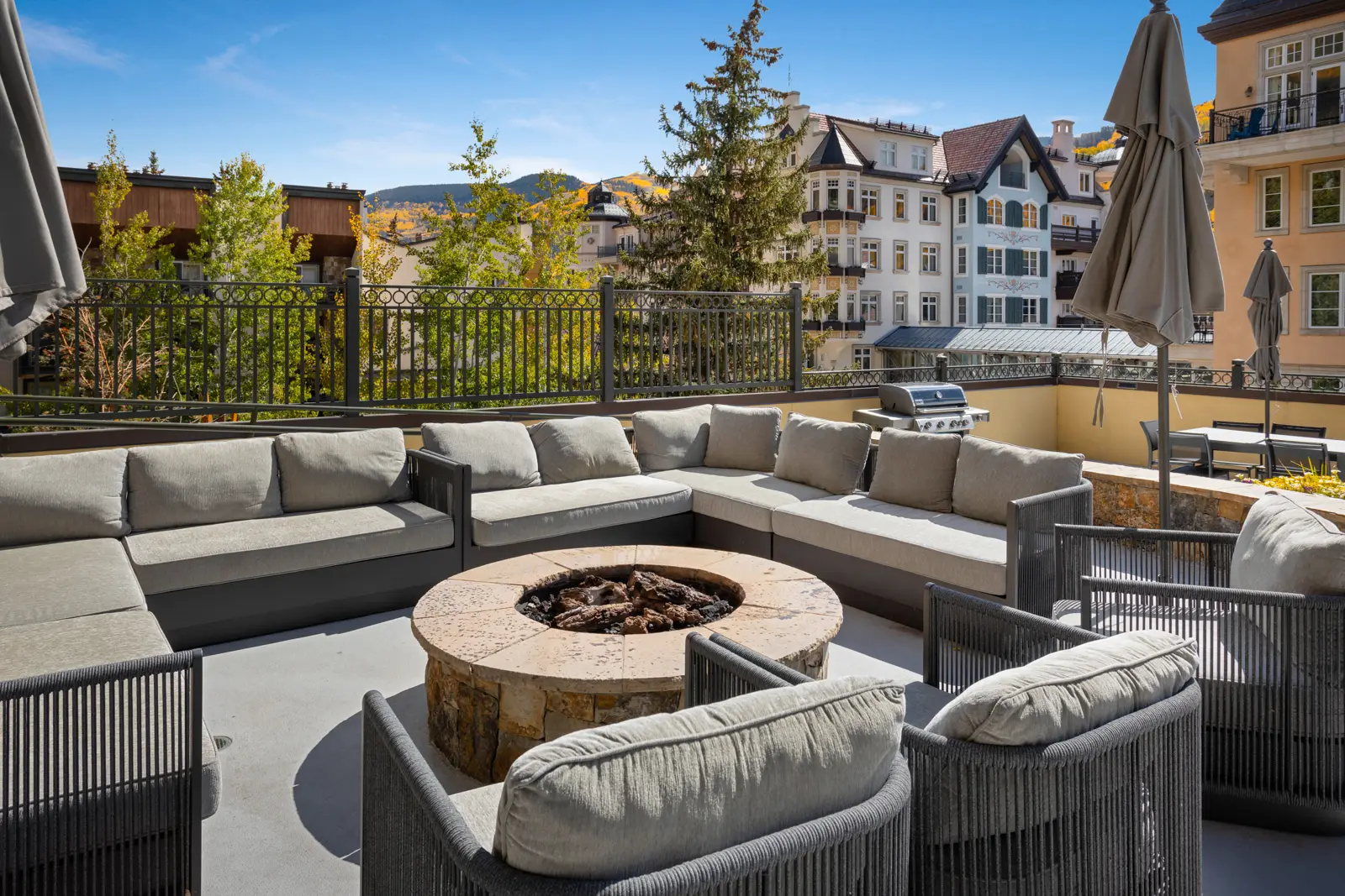 Outdoor fire pit lounge